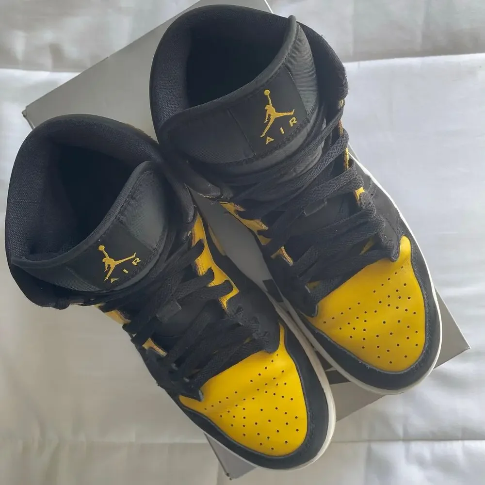 Nike Air Jordan 1 Mid SE New Love Mens Sneakers Size 9